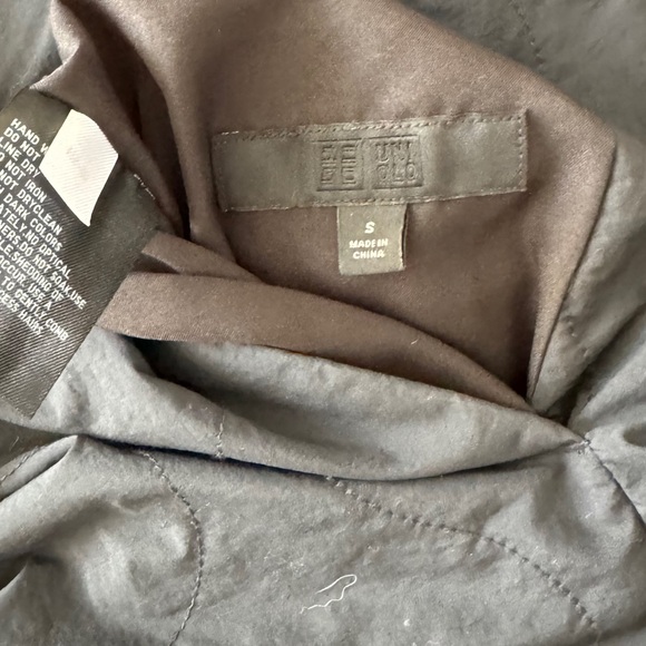 Uniqlo Black quilted jacket white lining fluffy size small - Picture 4 of 4